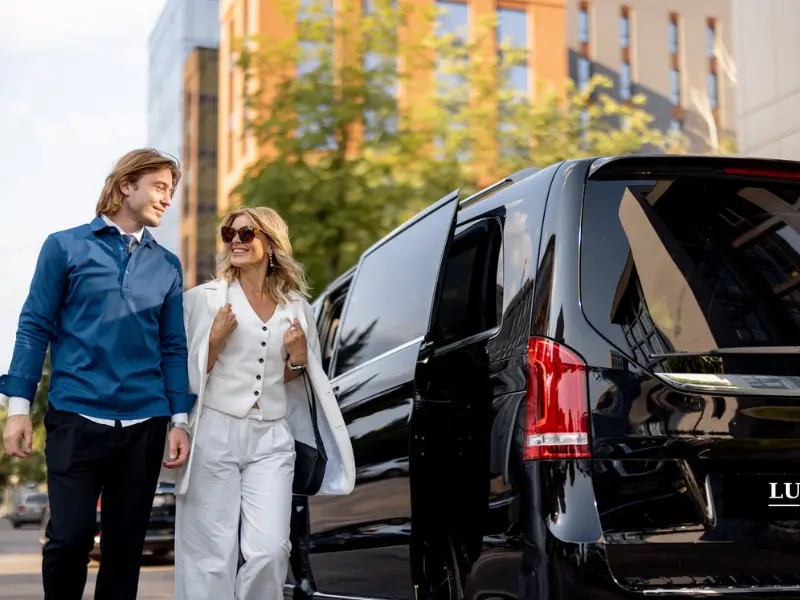 Chauffeur-Transport-de-Luxe-Paris webp